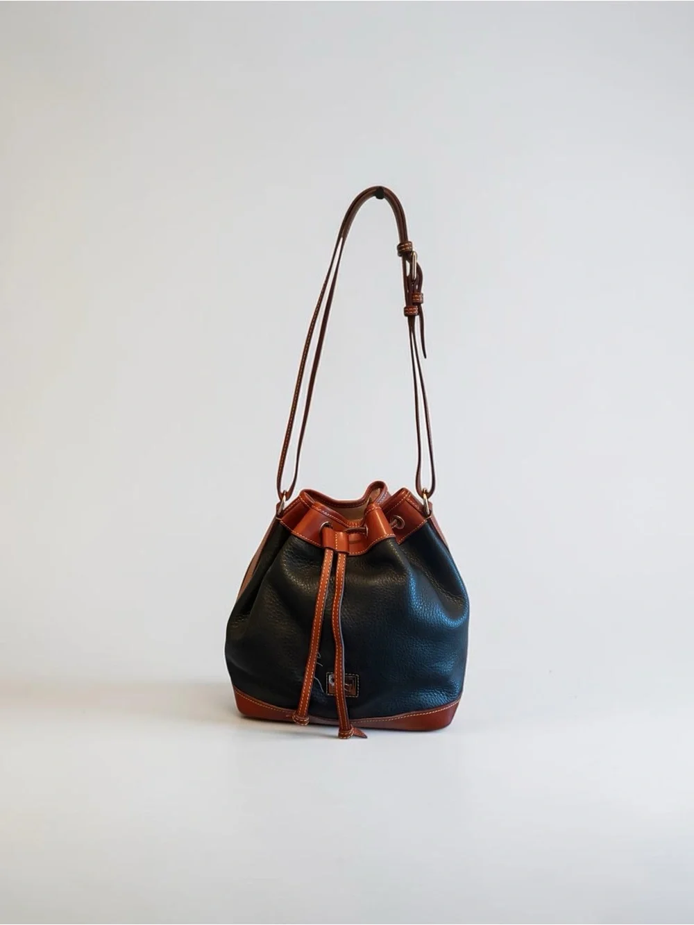 Vtg Dooney & Bourke Black Pebbled Leather Drawstring Bucket Bag Shoulder Purse